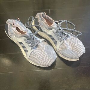 Women’s 8.5 Adidas Ultraboost Sneakers - Like New